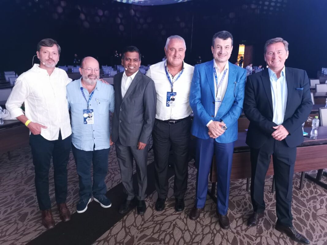 Rodrigo Esponda acompañado de grandes líderes intrnacionales de la industria MICE en el WMF 2022.