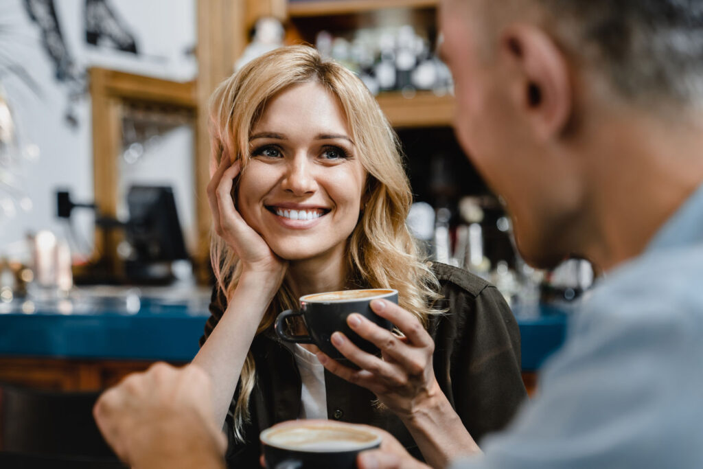 Pareja bebiendo café